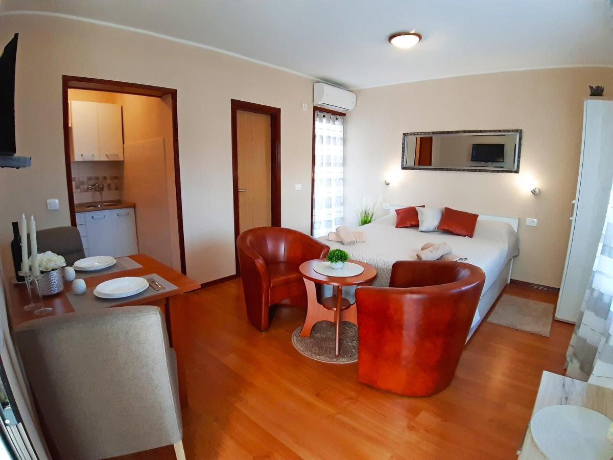 Apartments Zrinka 793 Porec Esterno foto